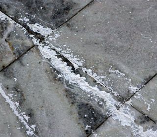 夏季石材病变预防：锈斑水斑泛碱高发期的养护方案